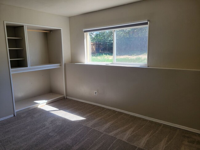 Building Photo - Single Family 3 bedroom, 1 bathroom - Avai...