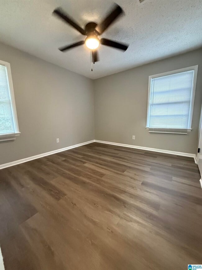 Foto del edificio - 205 Lake Dr Cir NE