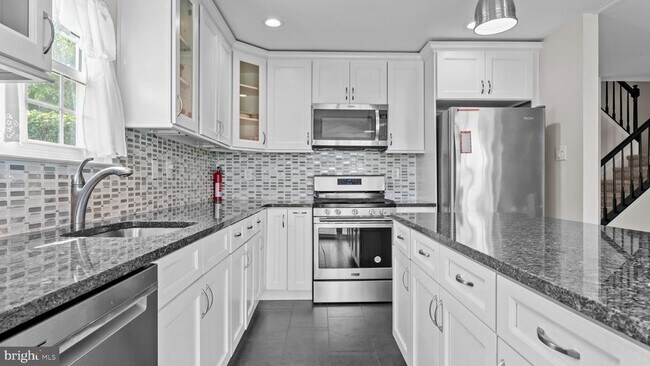 Foto del edificio - 301 Holly Hill Ct