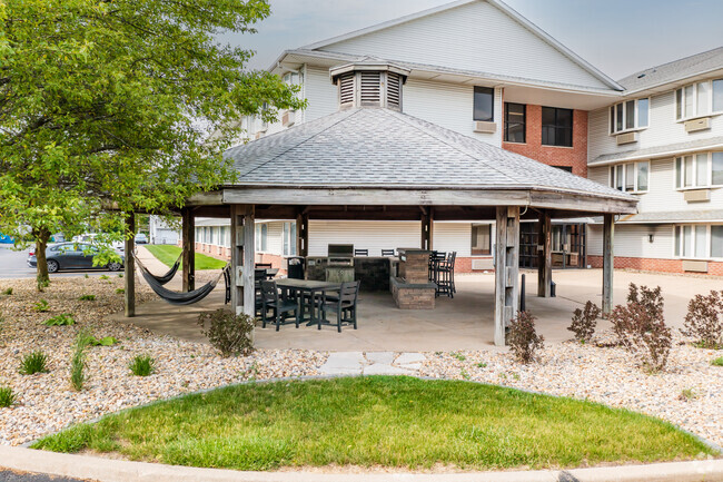 Sala de estar/cocina al aire libre - Ironwood Gardens Apartments