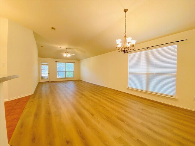 Foto del edificio - 5747 Wandering Creek Dr