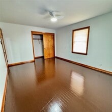 Building Photo - 1701 Gillette St