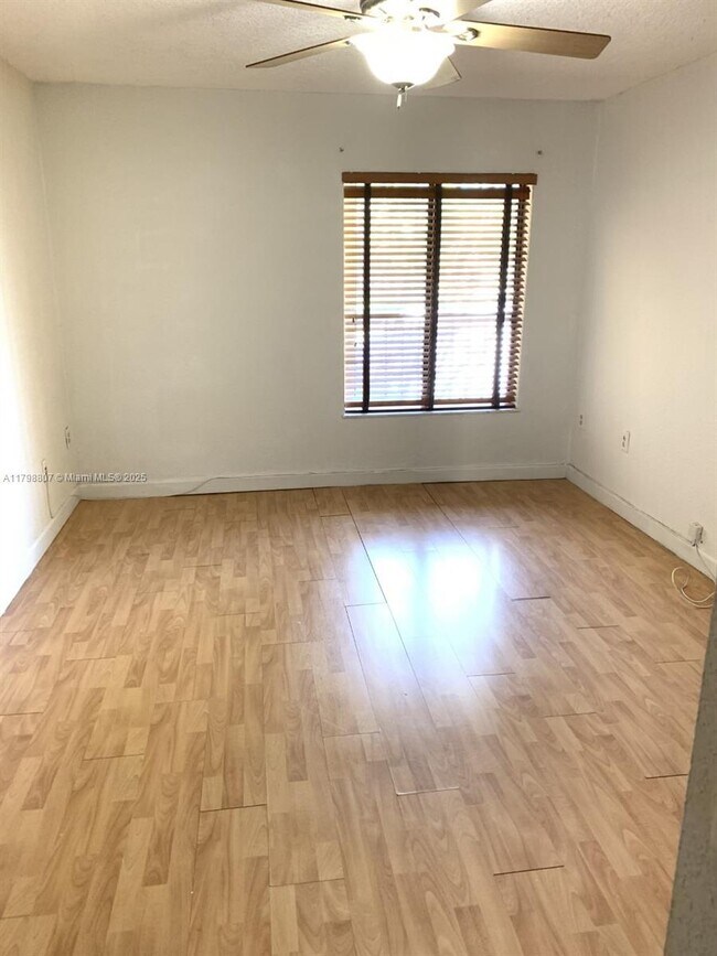 Foto del edificio - 8075 SW 107th Ave