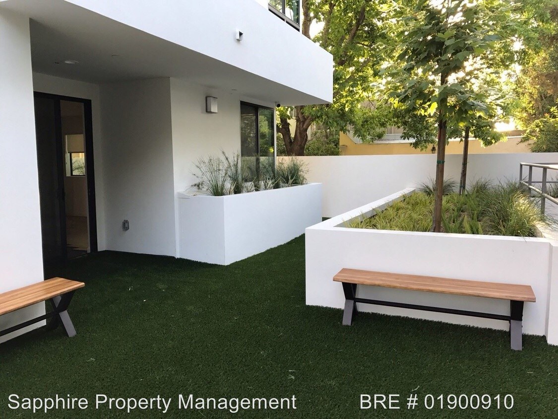 Foto principal - 11478 MOORPARK St