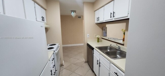 Building Photo - 755 Riverside Dr