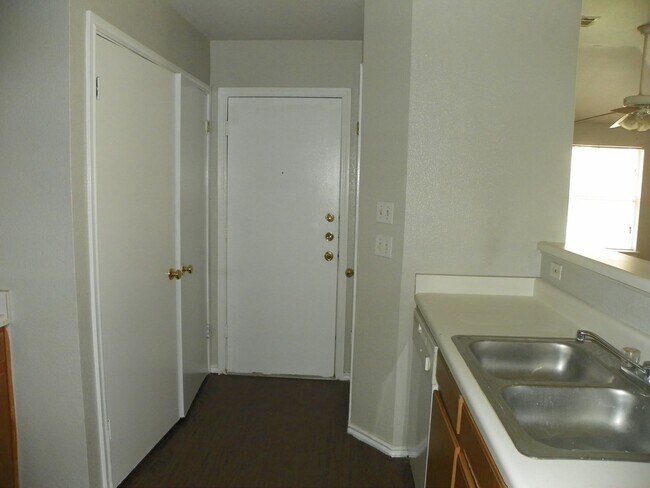 Building Photo - 2221 Creekside Ln