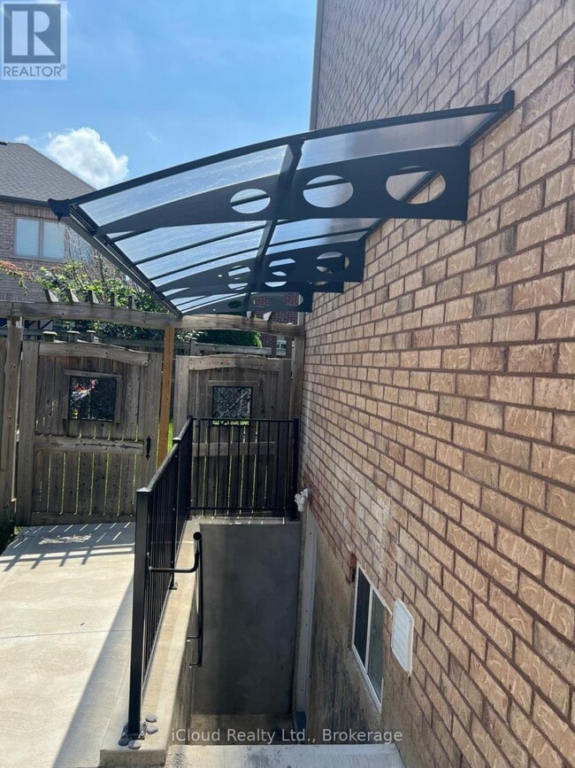 Building Photo - 284 Landsborough Ave