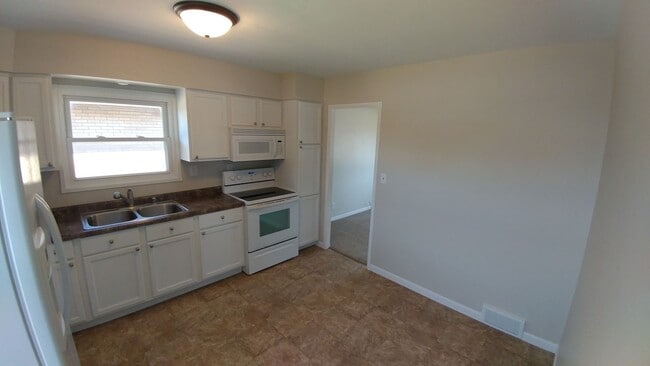 Building Photo - 3 Bedroom 1 Bath Adorable Cape Cod