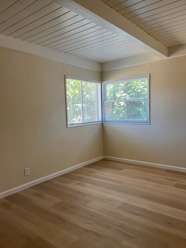 Building Photo - 589 Manzanita Ave