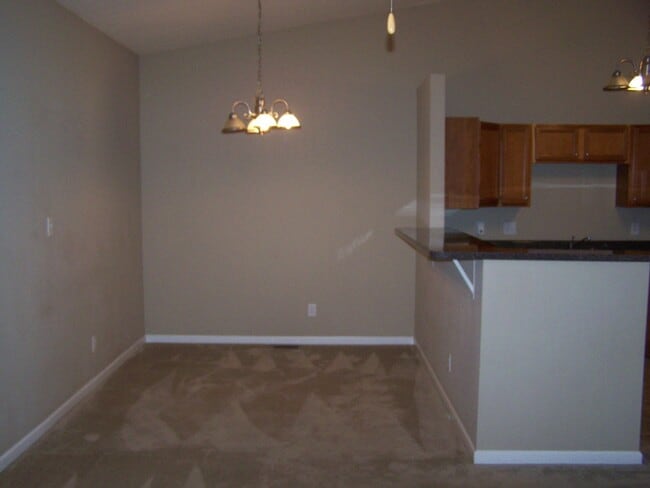 Foto del edificio - 3 bed, 2 bath, 2 car garage townhouse w/ b...