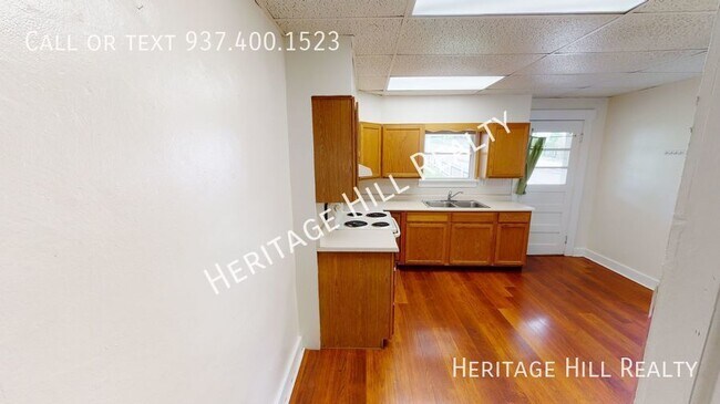 Building Photo - Updated 2 bedroom, 1 bath duplex in West K...