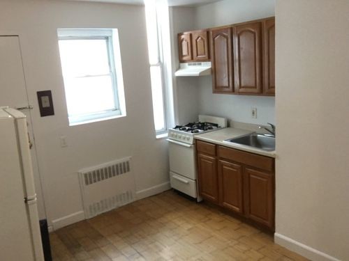 Building Photo - 2267 Steinway St