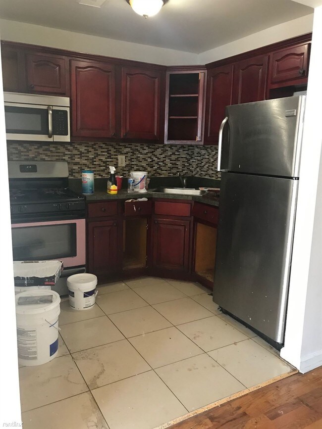 Building Photo - 3 br, 2 bath  - 2946 Hering Ave
