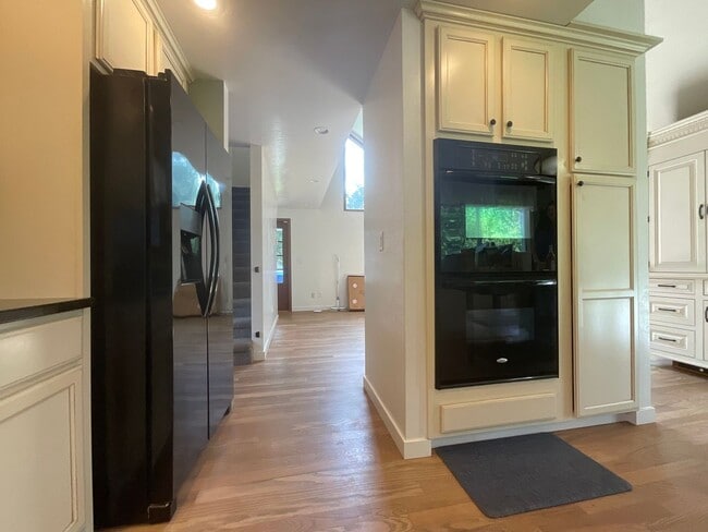 Foto del edificio - Beautiful 2 Story, Updated Home on Large Lot with 27x27 Shop! Military Welcome!