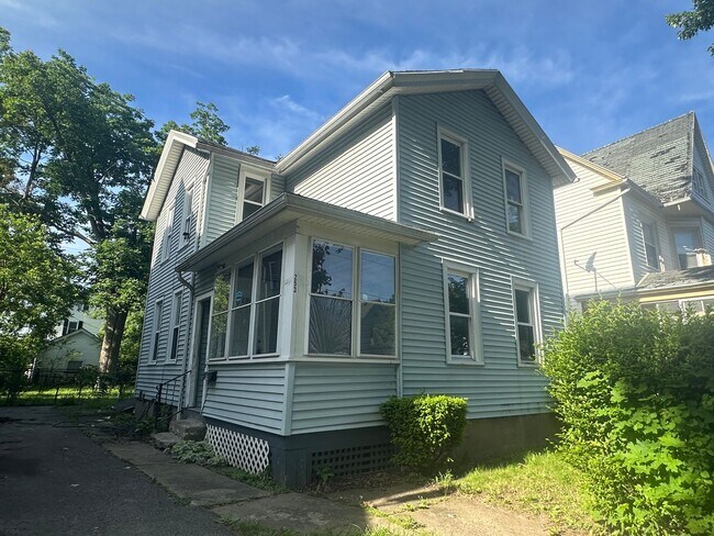 Building Photo - YOU WILL FALL IN LOVE WITH THIS HOME !!