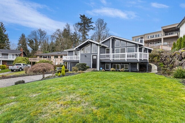 Building Photo - Charming 4-Bed / 3-Bath Home in Lake View Neighborhood with Stunning Water and Skyline Views!