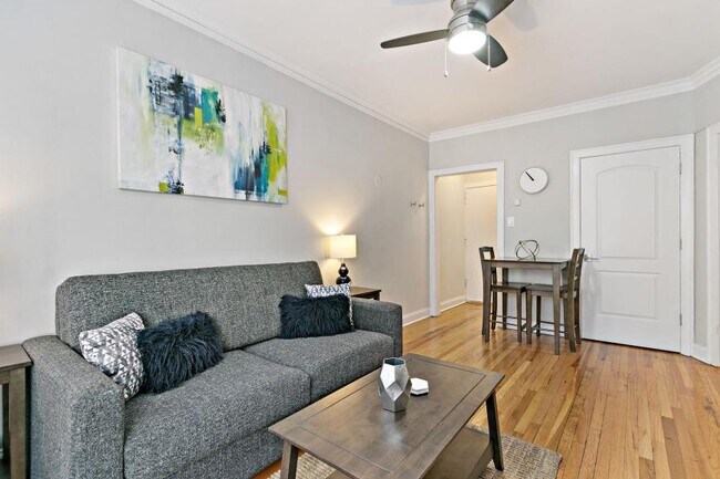 Building Photo - 1 bedroom in Chicago IL 60657