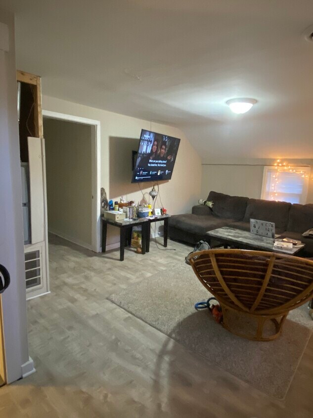 68 W University St Unit Upper, Alfred, NY 14802 Apartments in Alfred