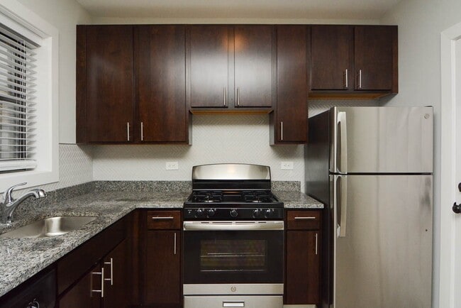 Building Photo - 706 W Brompton Ave