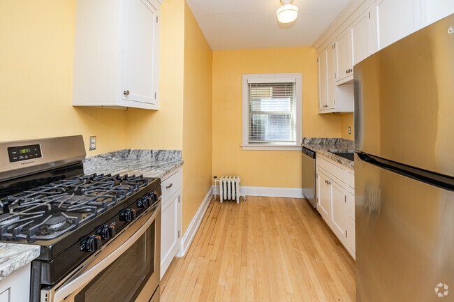 1BR, 1BA - 750SF - Kitchen - 4428 N Oakland Ave