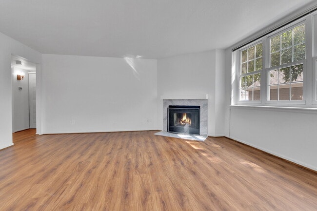 Building Photo - $1,825.00, 2-bed, 2-bath condo in Lakewood.