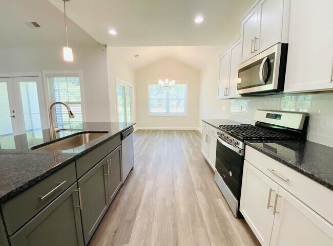 Foto del edificio - Lovely Three Bedroom Home Located in Lawto...