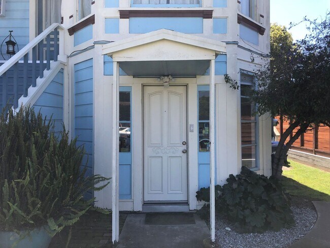 Building Photo - 2036 Encinal Ave