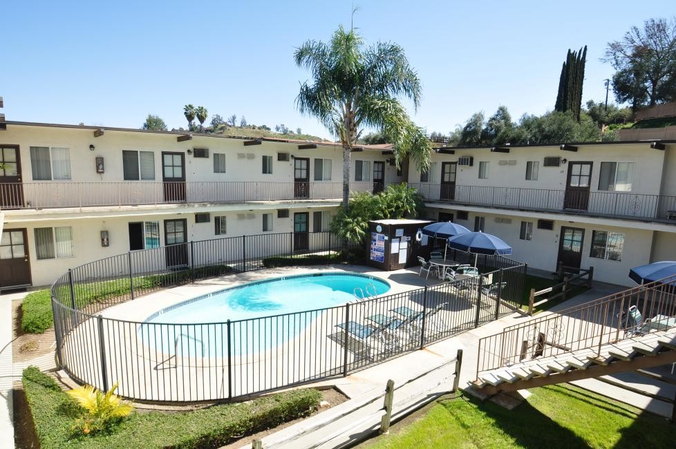 Primary Photo - El Capitan Apartments *$300 Off*