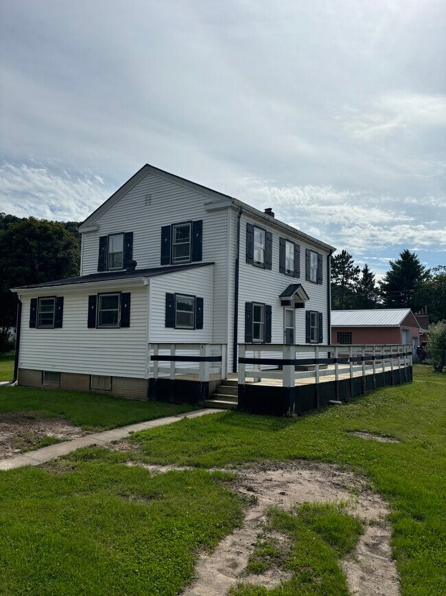 Building Photo - W583 Ash St
