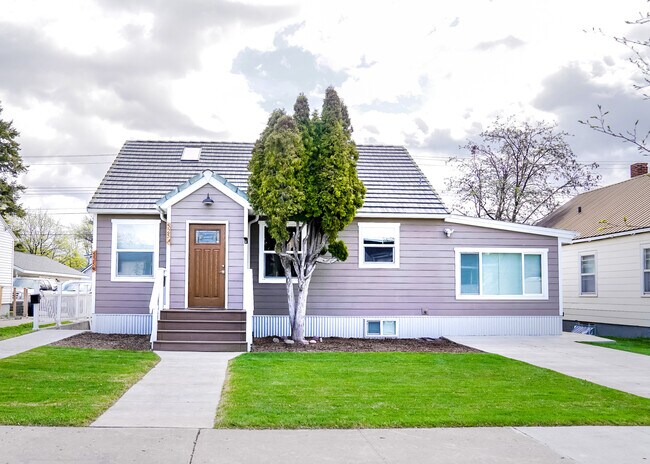 Casa totalmente remodelada (apartamento independiente para suegra en la planta baja, en alquiler con patio, estacionamiento y entrada separados). - 525 8th Ave W