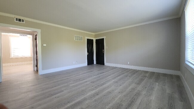 Building Photo - 803 Westwood Dr