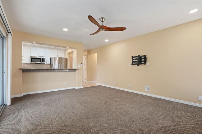 Building Photo - 450 Por La Mar Cir
