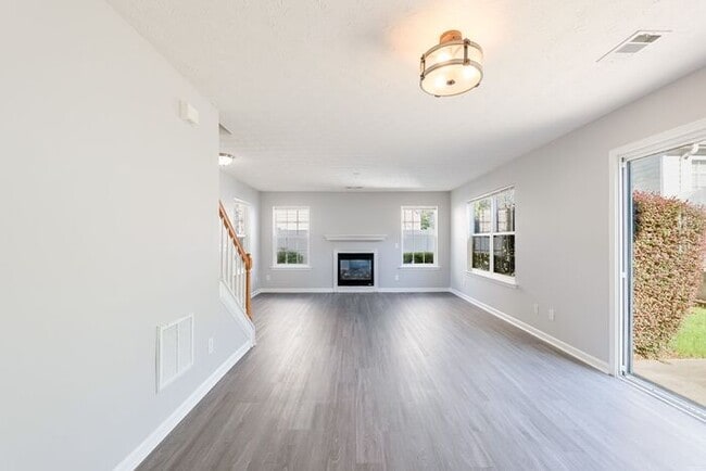 Building Photo - 641 W Oaks Dr