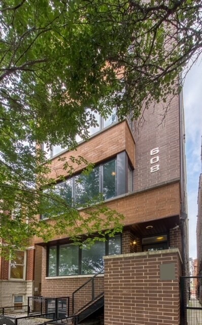 Building Photo - 608 N May St