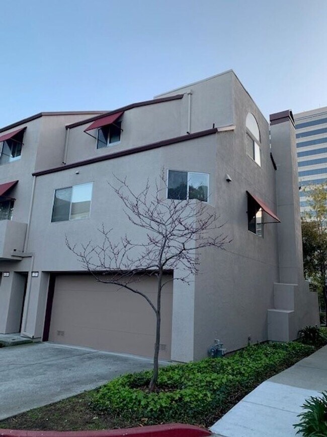 Foto del edificio - Multilevel townhome at City Homes East