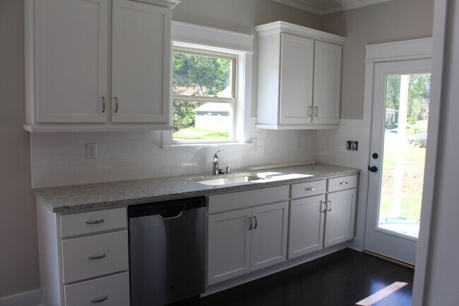 Building Photo - Minutes away from downtown Birmingham, Mou...