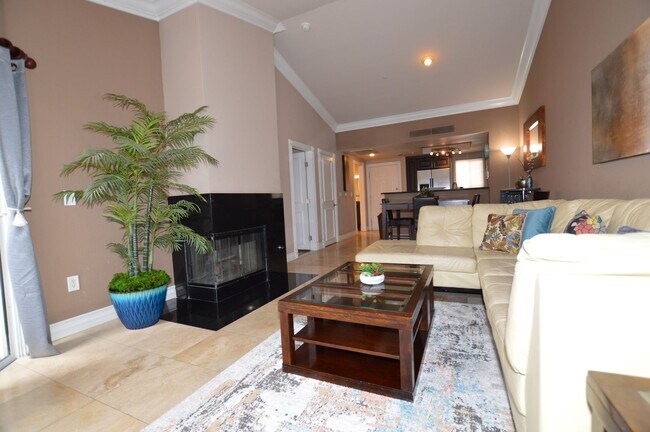 Foto del edificio - Meridian 1 Bed | 1 Bath Top-Floor Unit with Great City Views.Newly Upgraded with Laminate Floorin...