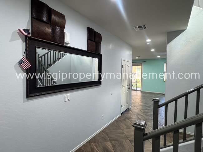 Foto del edificio - 5644 E Alder Ave