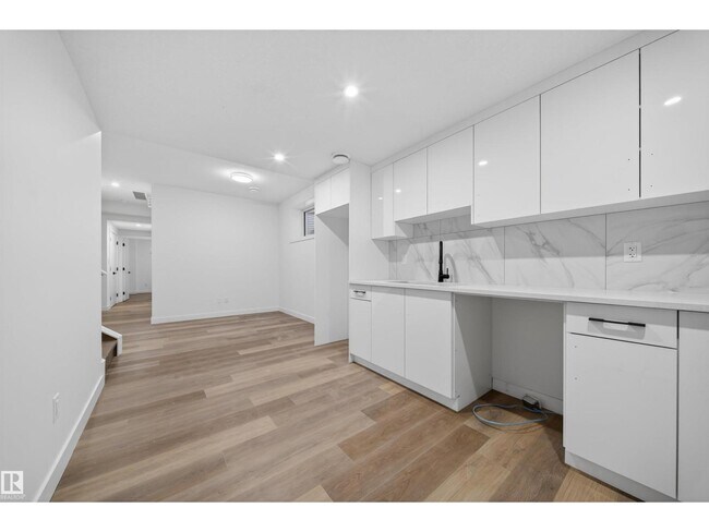 Photo du bâtiment - 5213-104A 104a St NW