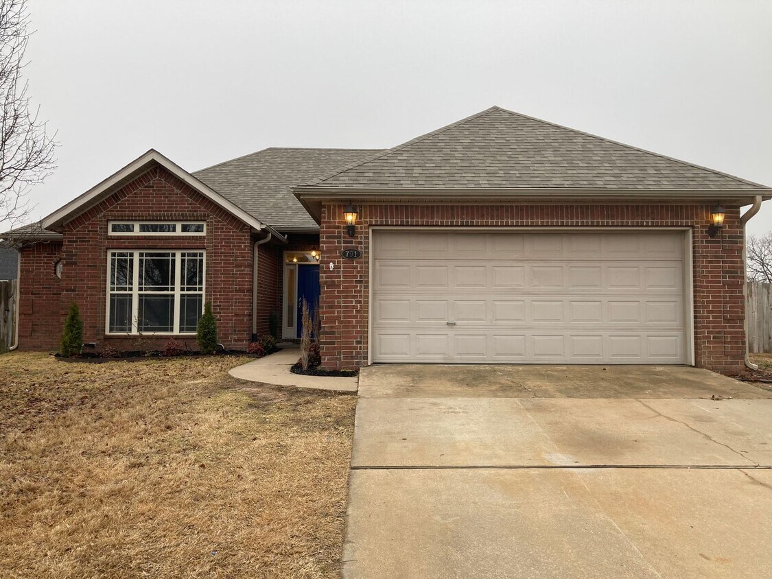 Primary Photo - 3 bedroom 2 bath modern style home minutes from Centerton Main!!