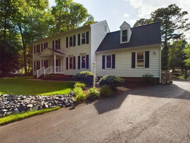 Foto del edificio - Beautiful 4 Bedroom 2.5 Bath Colonial Styl...
