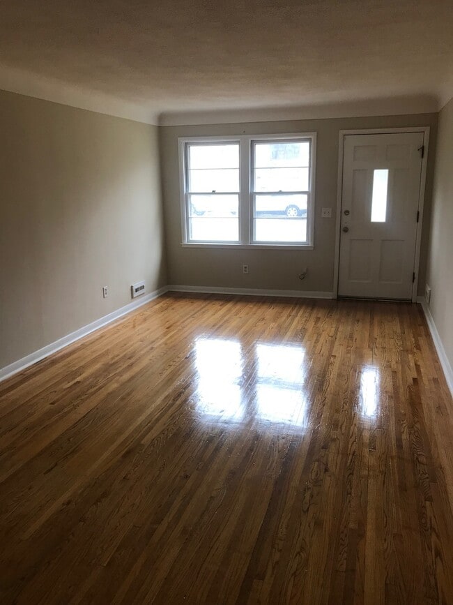 Building Photo - 3 bedroom 2 bath plus Den/Office in Robbin...