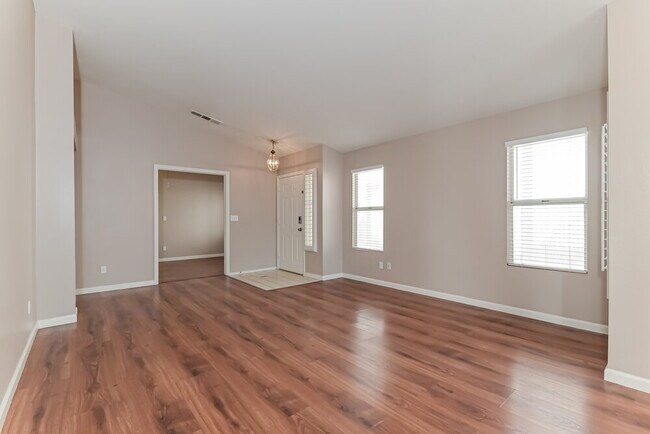 Foto del edificio - 6125 Wild Berry Dr