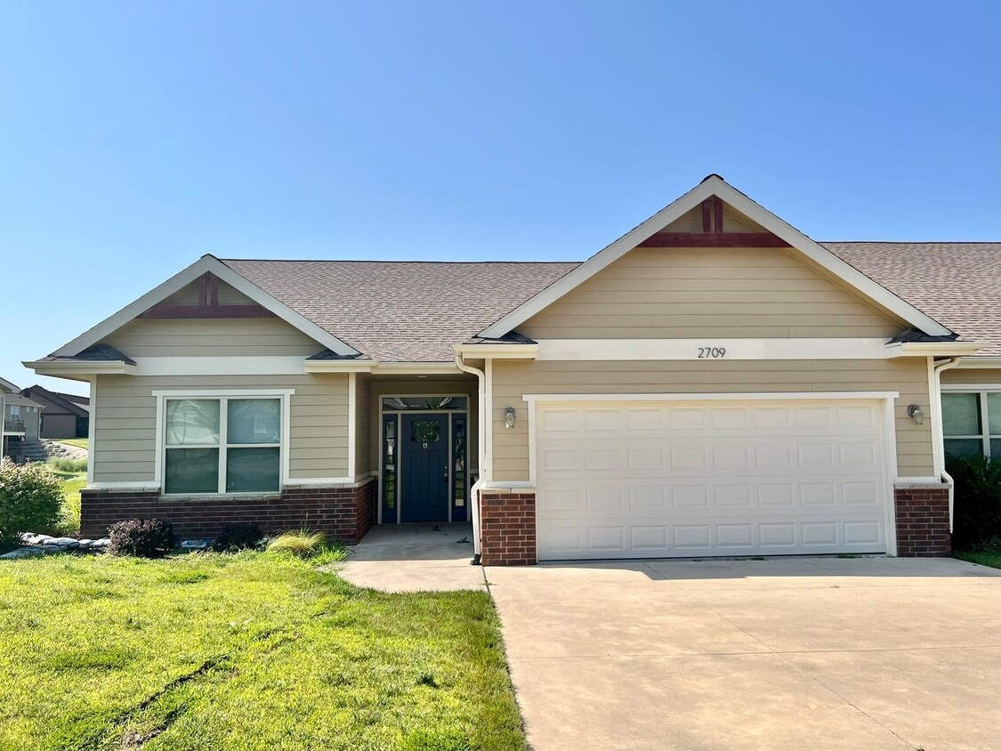 Primary Photo - 3 Bed Townhome in Excellent West Side Location!