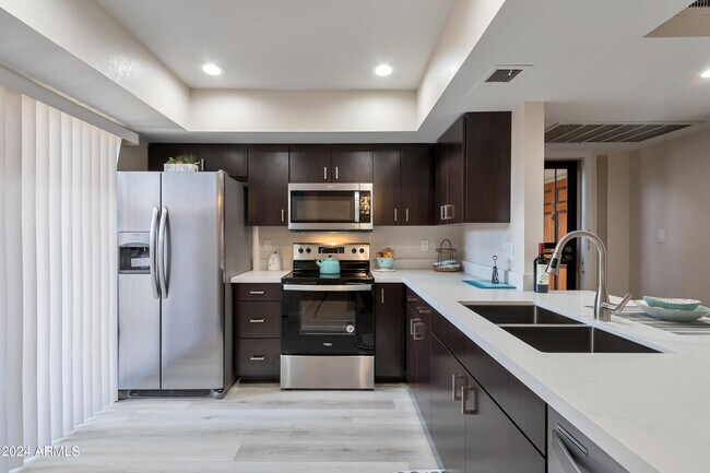 Foto del edificio - 9460 N 92nd St