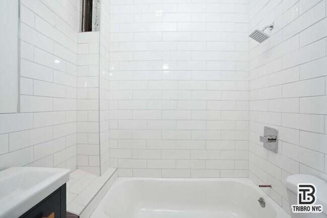 Foto del edificio - 4 bedroom in BROOKLYN NY 11221