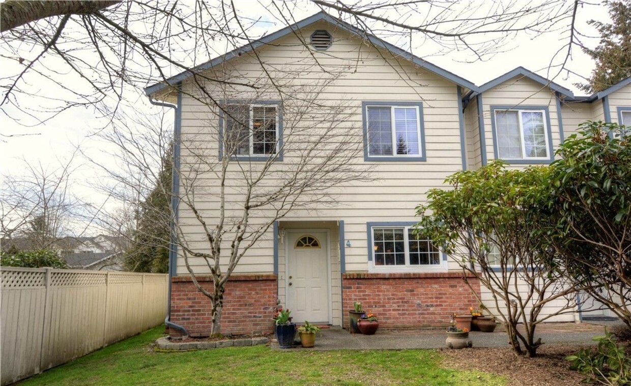 Primary Photo - 3 bed 1.5 bath townhome in the prime locat...