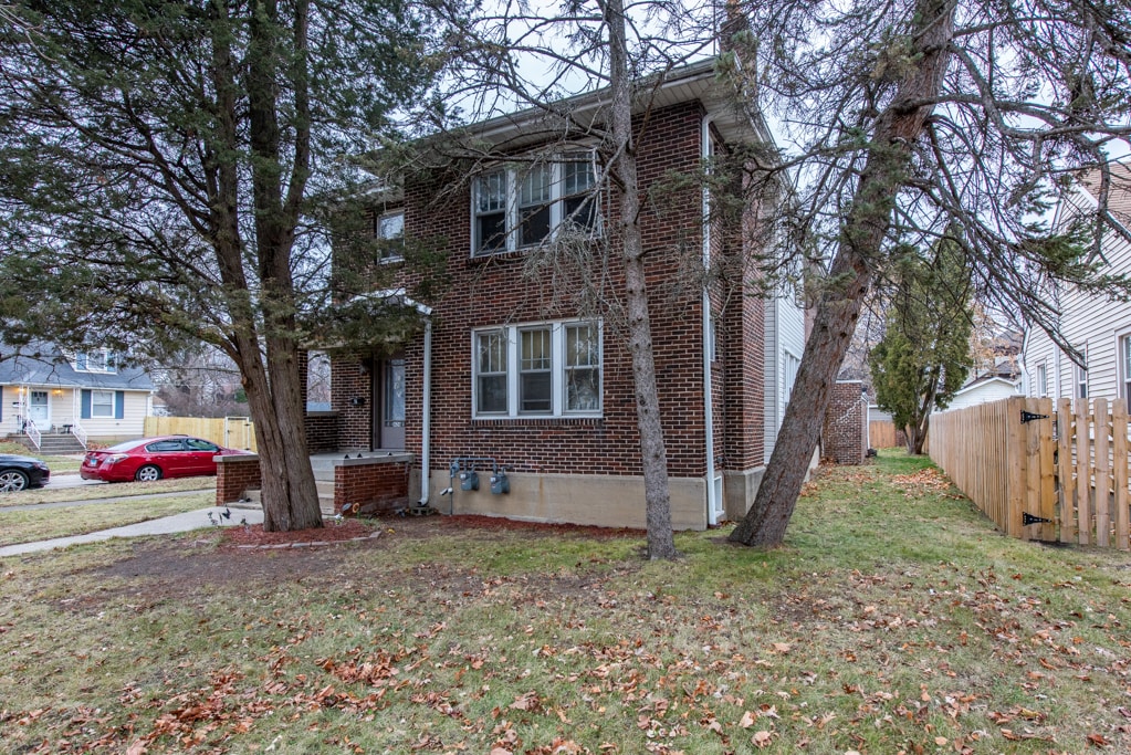 626 W Atlantic Ave Unit 2, Waukegan, IL 60085 Room for Rent in