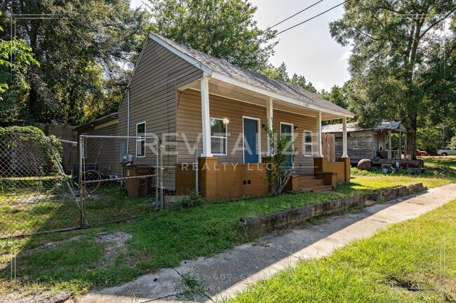 Building Photo - Cute 3-Bed, 2-Bath Cottage Near Downtown Mobile! **Plus a FREE 50" Smart TV!**