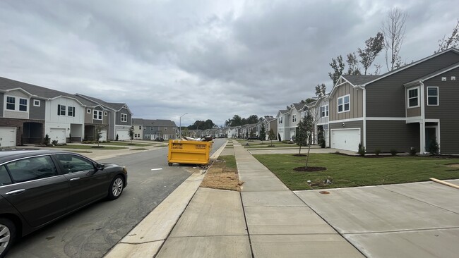 Building Photo - 208 Brook Farm Ln